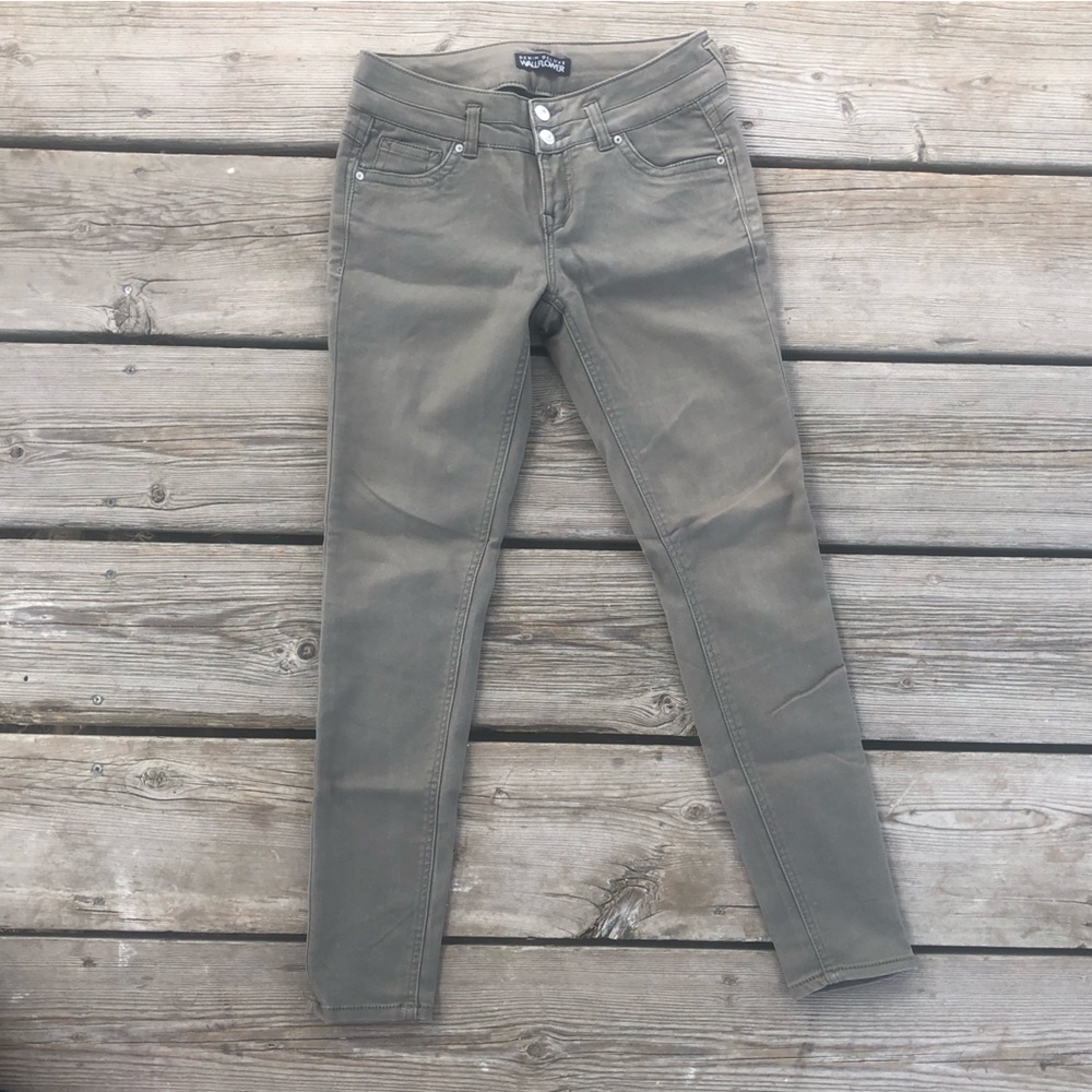 Wallflower Denim Deluxe Jeggings, Woman’s size 5. EUC!! Brown in color!